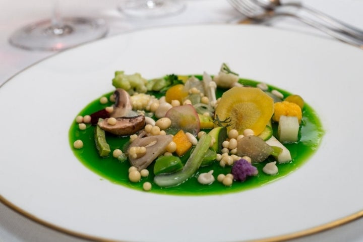 La ensalada de 60 verduras de cultivo natural sobre gelatina de albahaca. Toda una oda al huerto.