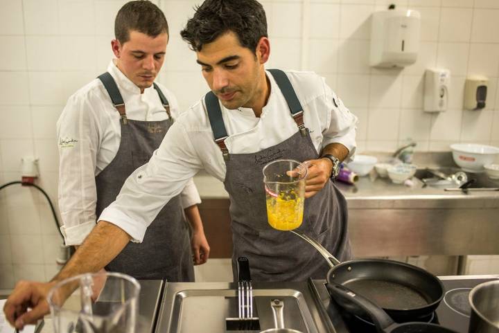 El chef Andreu Genestra durante su 'master class' en San Sebastián Gastronomika 2017.