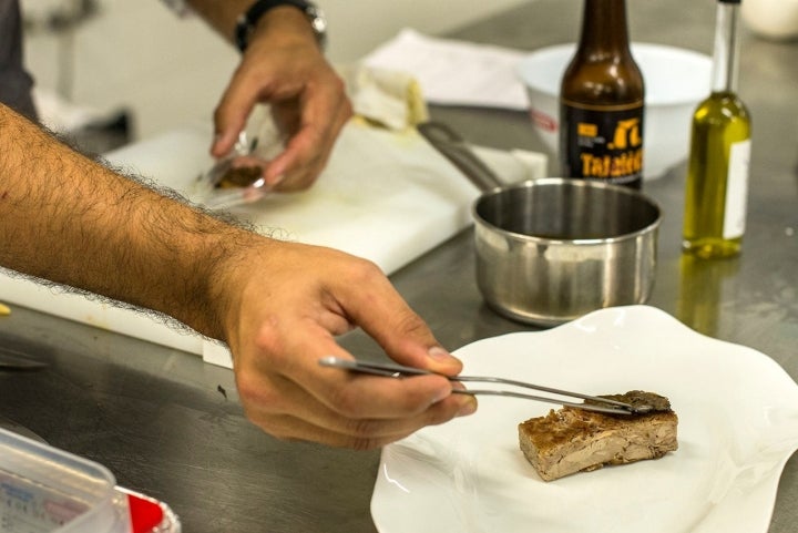 La pieza compacta de todo el cordero se dora en la plancha.