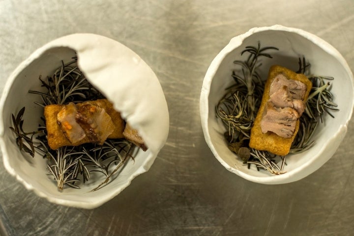 Un aperitivo con 'enigma': los tamales rellenos de escalivada y encima la lengua de cordero.