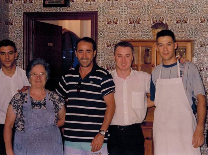 La fundadora con su hijo Luis y el torero Esplá hace unos cuantos años. Foto: Facebook Casa Elías.
