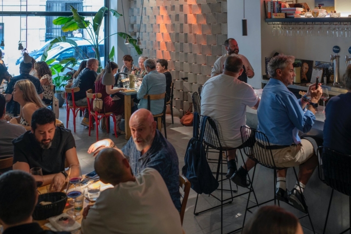 Comensales en la comida homenaje a Rosa Tovar.
