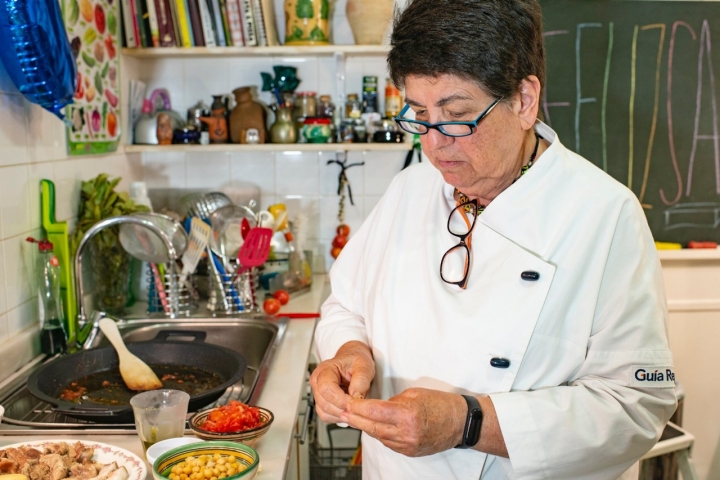 Rosa Tovar cocinando