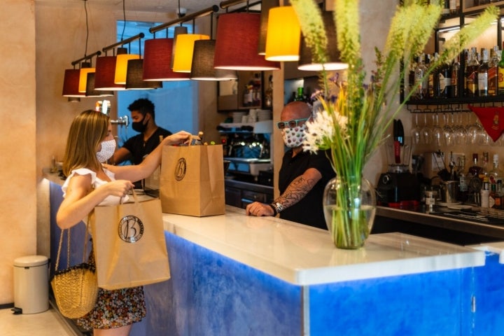 Pack Retiro del restaurante 'Berlanga': recogiendo el pedido