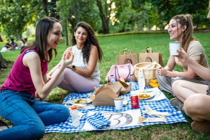 Pack Retiro del restaurante 'Berlanga': amigas en el picnic