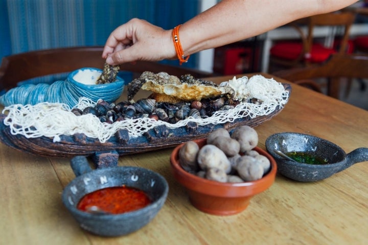 'Chip' de morena con mayonesa 'kimchi' y papas arrugadas con mojo rojo y de cilantro.