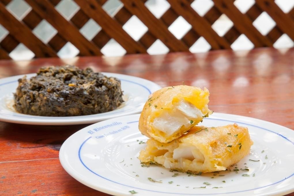 La pavía de bacalao, un plato que hay que probar si vas a Sevilla. Foto: Alberto Criado.