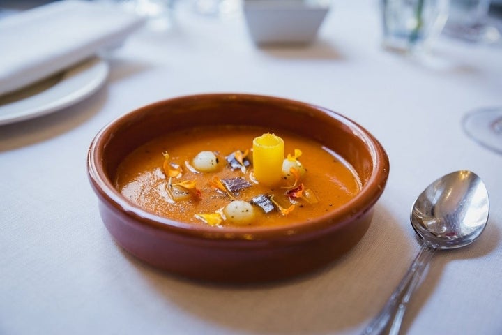 Sopa de tomate especiada con melón y arenque.