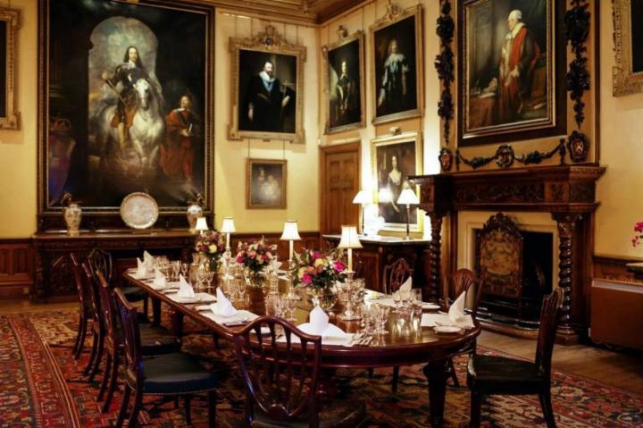 Organizar una cena y sesión de té al estilo Downton Abbey: mesa en salón