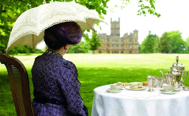 Organizar una cena y sesión de té al estilo Downton Abbey: tomando el té