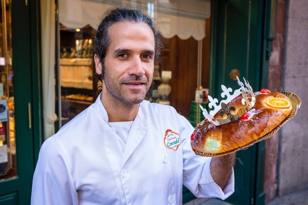 El pastelero Sergio González muestra uno de sus Roscones en Confitería Conrado
