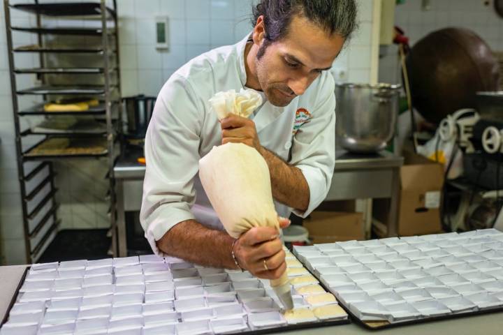 El pastelero Sergio González en el obrador de la Confitería Conrado