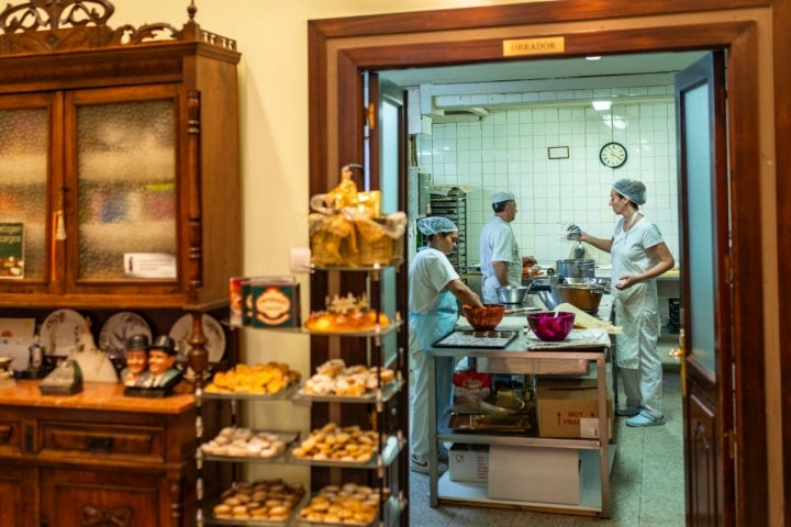 Obrador de la Confitería Conrado desde la tienda