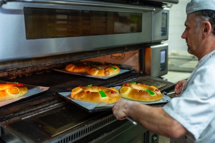 Un pastelero saca los Roscones recién hechos en la Confitería Conrado