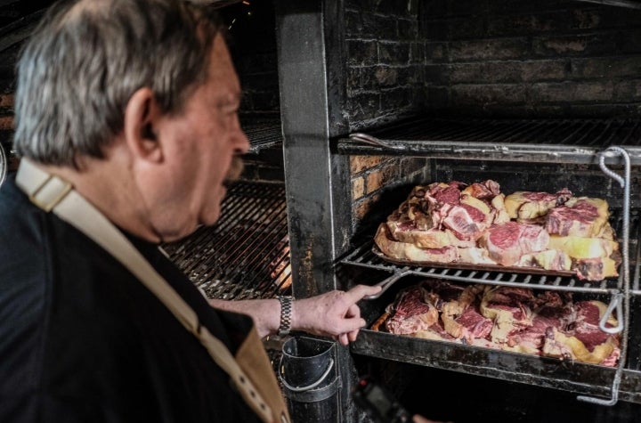 Matías muestra las chuletas que ya llevan varias horas fuera de la nevera.