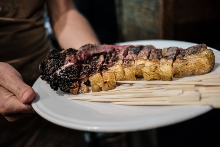 Chuleta ya asada y trinchada lista para comer.