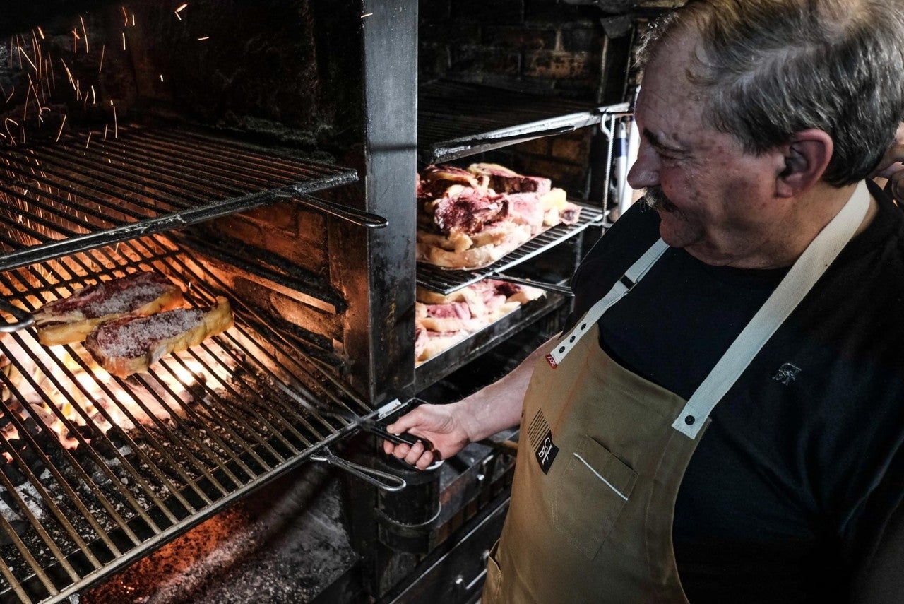 Matías Gorrotxategi atiende la parrilla de 'Casa Julián' en la Cava Baja, Madrid.