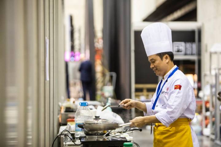Cocinero chino invitado en el pabellón de la Ruta de la Seda.
