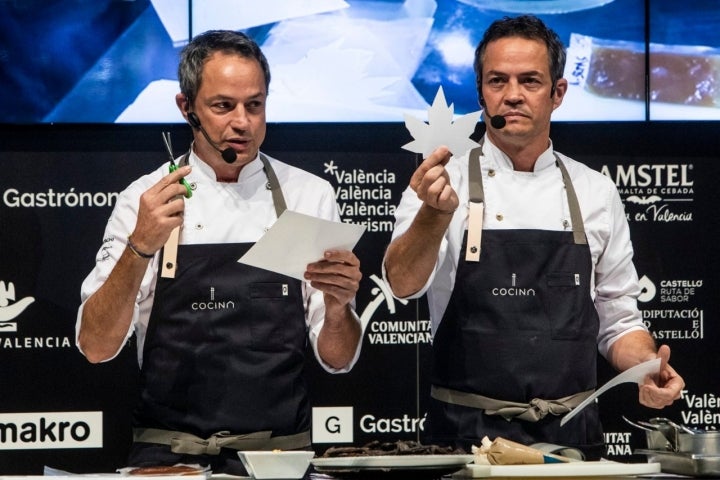 Los hermanos Torres durante el proceso de elaboración de su Hoja de Otoño.