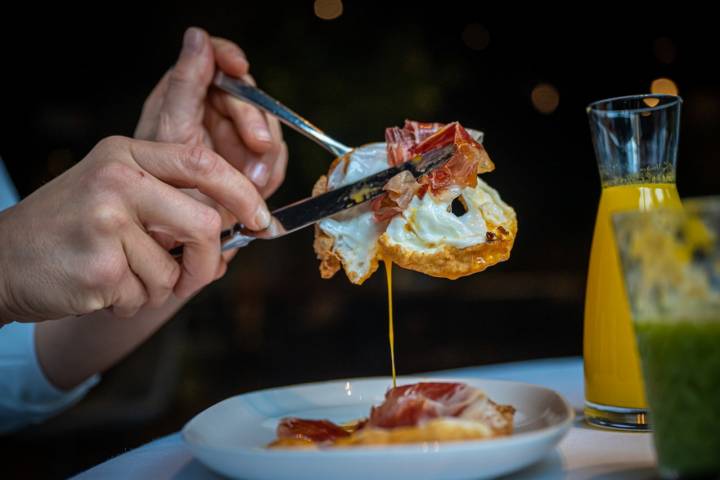Jamón ibérico y huevos fritos en el desayuno del ‘Hotel Alma’. Foto: Manu Mitru