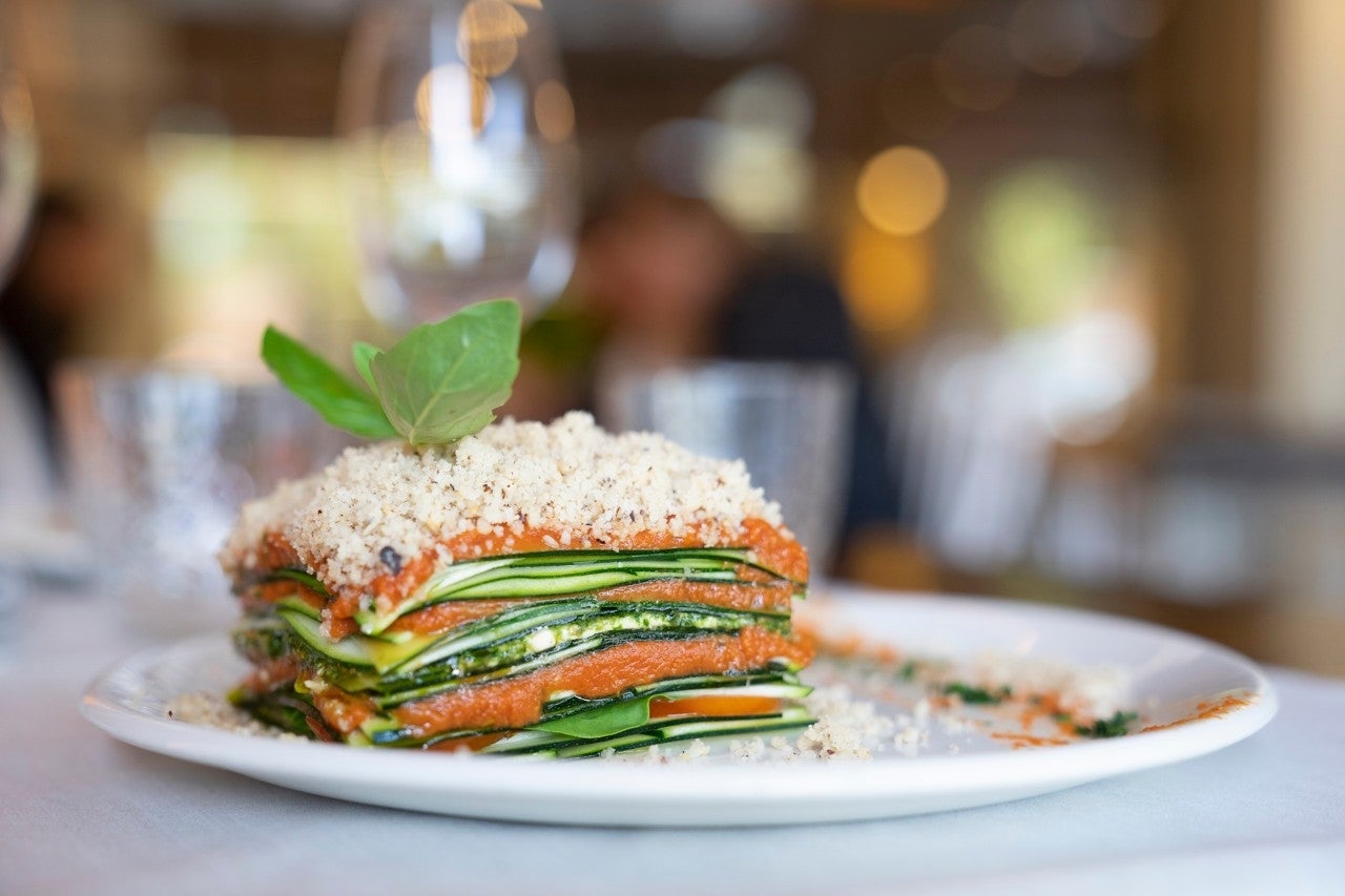 La lasaña crudivegana es uno de los platos más solicitados del 'Levél Veggie Bistró'.