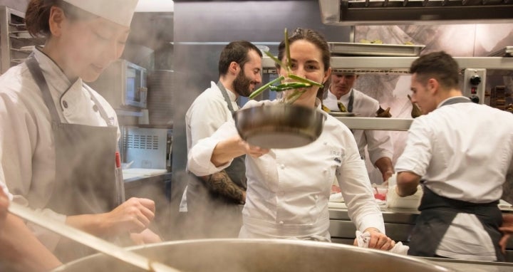 Elena Arzak en las cocinas del 'Arkak'