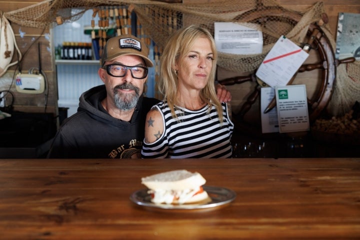  Miguel Ángel y Esperanza, hijos del dueño y al frente hoy del bar.