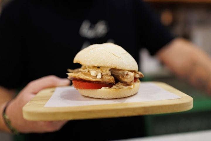 El dobladillo de 'El Gorrión' lleva bollo con sus vetas de harina, del horno local El Molino.