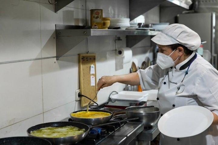 Ganadora de 5 premios por su tortilla, Pepa no utiliza freidora para las patatas. Todo va a la sartén.