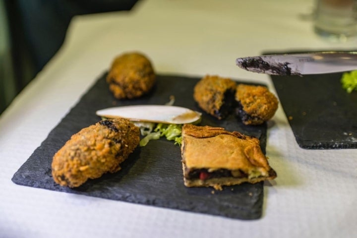 Sitios para comer en el Camino Portugués de la Costa: O Xantar de Otelo (croquetas y empanada de choco)