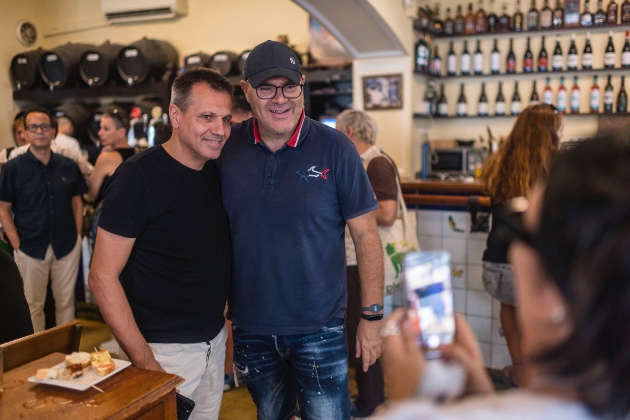 Oriol Castro se fotografía con un admirador en el interior del bar El Cable de Sitges