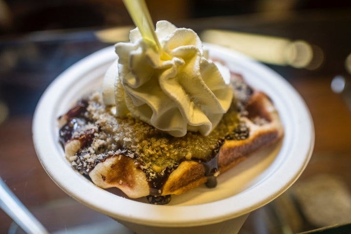 Gofre de compota de manzana, chocolate y nata de Gofras (Sitges)