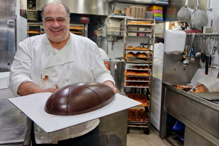 El maestro pastelero prepara para Guía Repsol un huevo de chocolate de 60 centímetros.