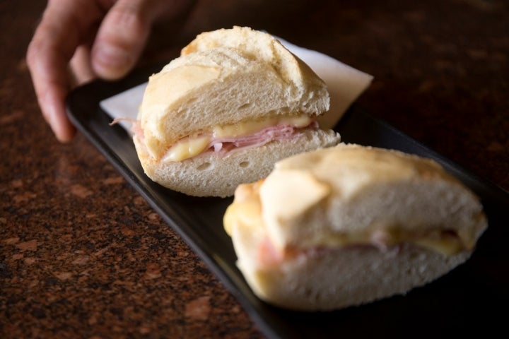 El pitufo es el bocadillo por excelencia para desayunar en Málaga.