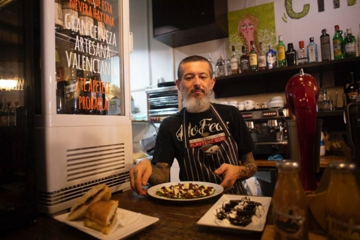 Lorenzo, uno de los socios, preparando algunas de las tapas que se acompañan de cervezas artesanas, vinos ecológicos y cócteles.