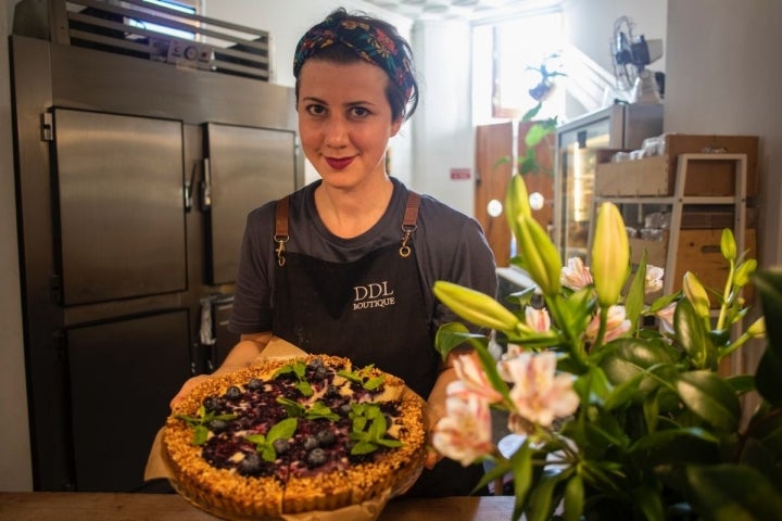 Ana, argentina y exdecoradora, lo dejó todo y se lanzó a crear delicias como esta tarta de requesón con arándanos.