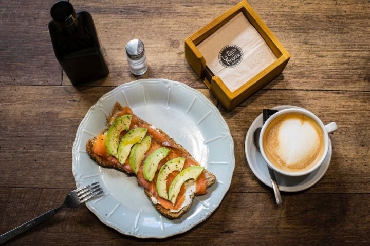 La tosta con salmón ahumado noruego y aguacate es perfecta para reponer energías.