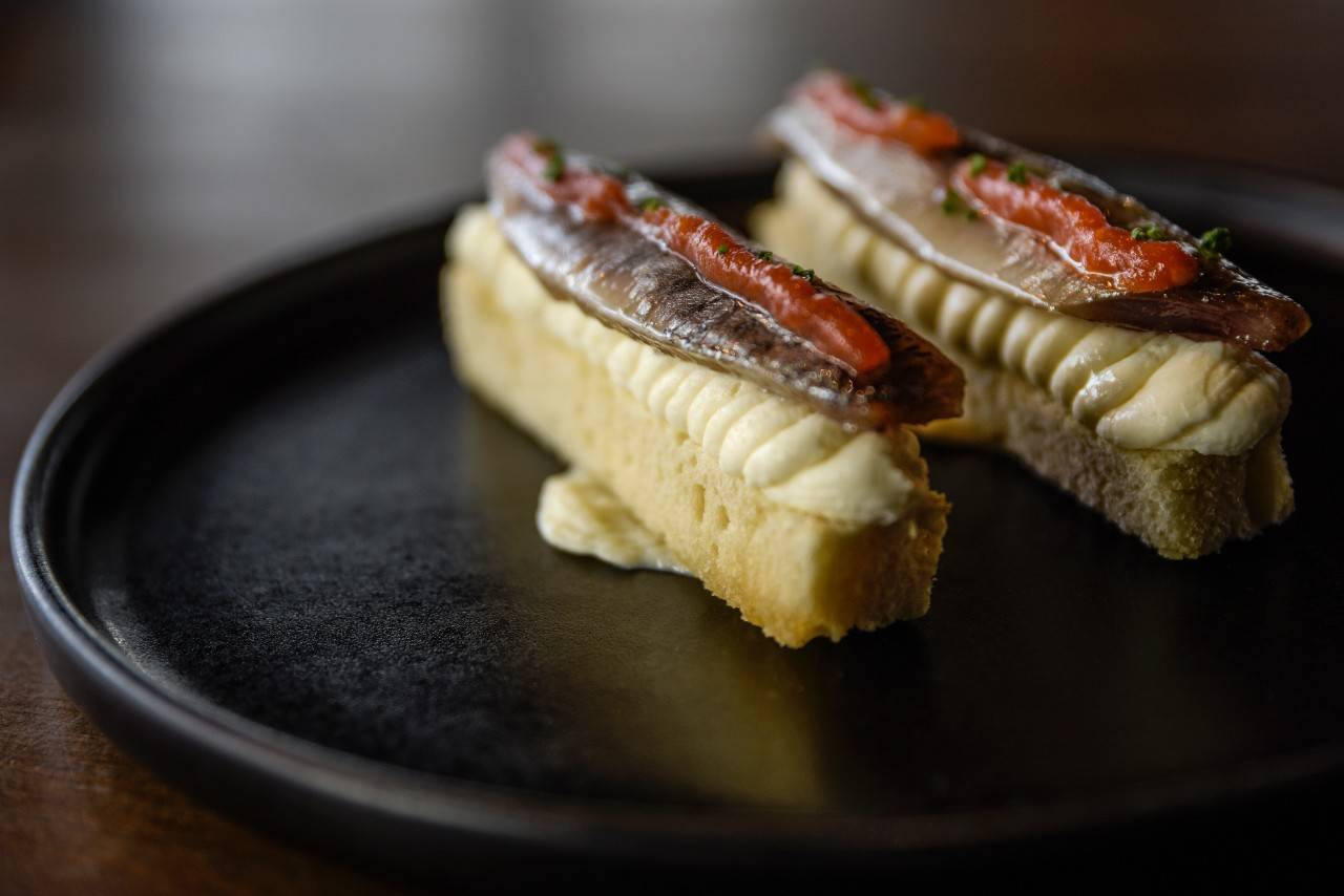 La 'focaccia' con sardina ahumada, crema de queso San Simón y confitura de tomate, uno de los caprichos de 'Ceo Da Boca'.