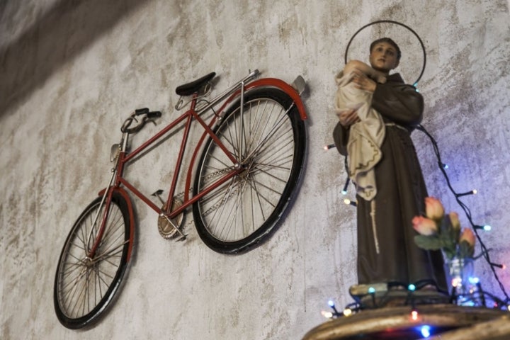 Detalles de la decoración de El Bar: una bicicleta y un santo.