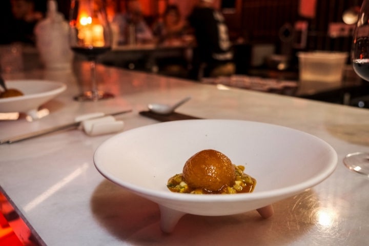 Callos de bacalao, pan preñao, espuma de patata.
