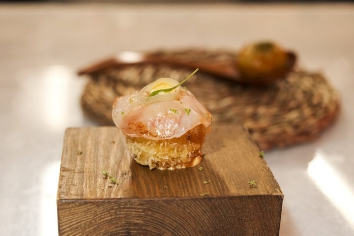 Croqueta de marisco, carpaccio de gamba, mayo chili.