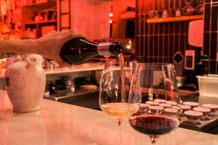 Sirviendo una copa de vino blanco.