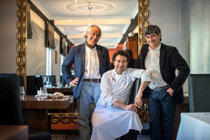 Pepe y Diego Rodríguez con el cocinero Manolo de la Osa, que estaba ese día de visita.