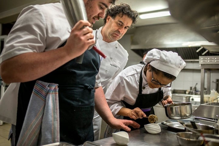 Pepe Rodríguez en plena faena del mediodía en la cocina de 'El Bohío'.