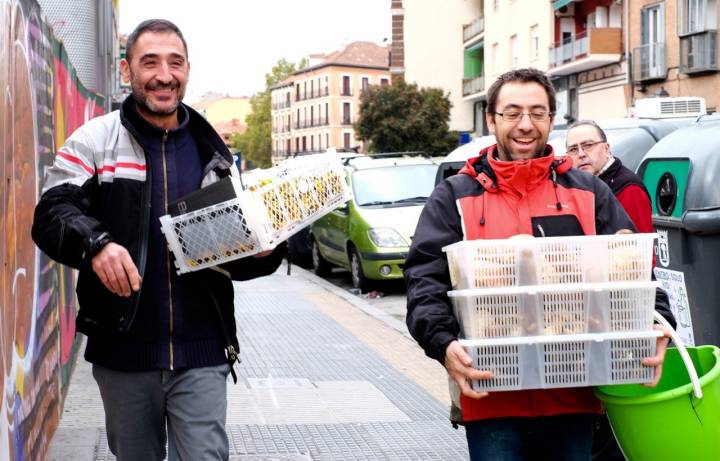 Fernando y Álvaro trasladan el género del Mercado de la Cebada al restaurante.