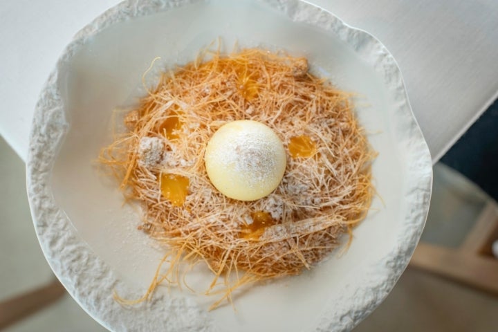 Huevo de chocolate blanco relleno de crema y arroz con leche.
