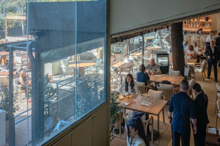 Vista de la terraza y el espacio más informal del restaurante.