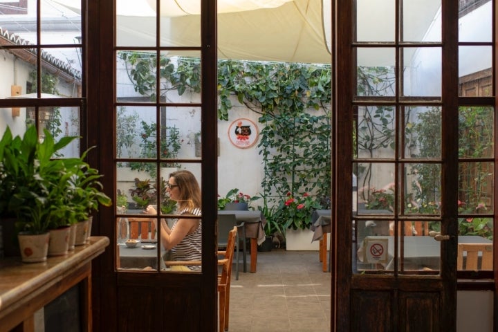 La casa donde se ubica el gastro bar cuenta con un agradable patio canario.