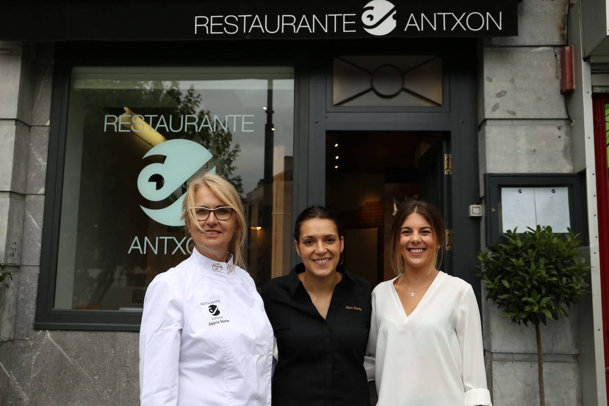 La propietaria, Ángela Basabe, junto a Sara Martín, nueva jefa de cocina, y Lucía Ruiz, jefa de sala.