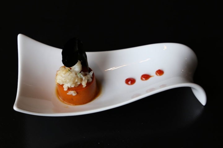 Pintxo de cuajada de pimiento, rellena de morcilla de Burgos con chip de patata y tinta y spaghetti de txipirón.